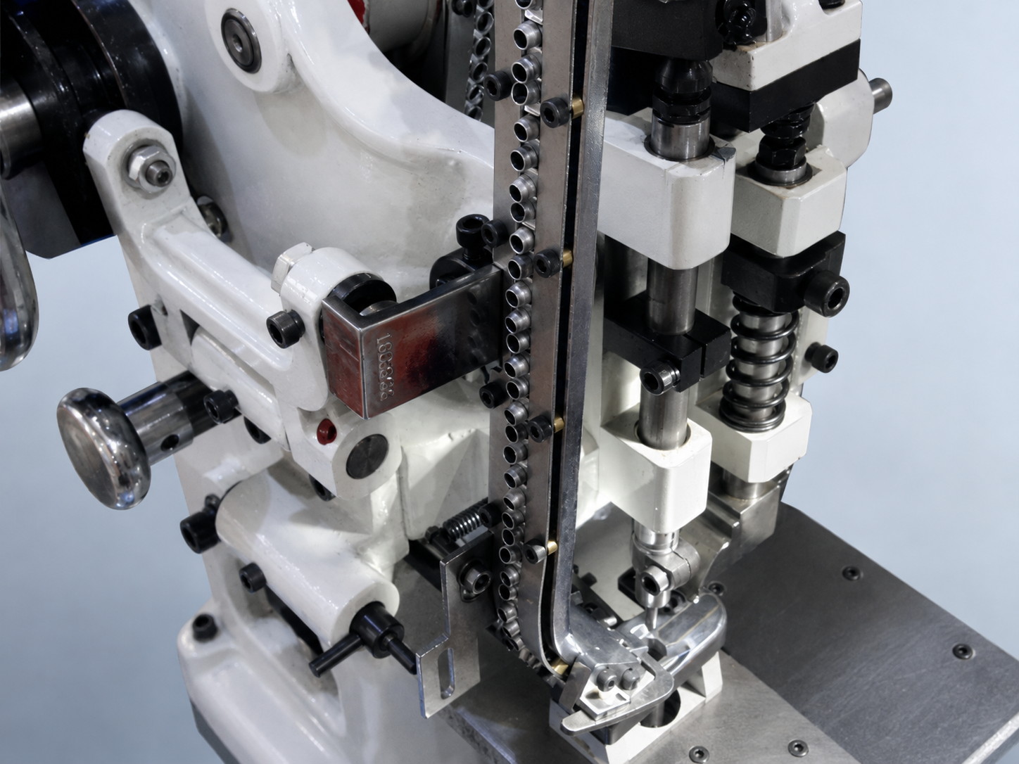 automatic-eyelet-machine-detail